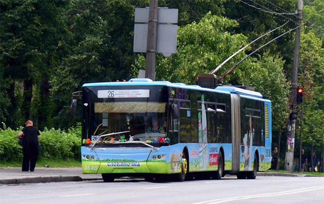 Відмовили гальма: у Дніпрі тролейбус врізався в маршрутку (фото, відео)