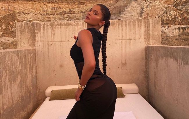 Просто вау: Кайлі Дженнер викликала захват розкішною фігурою у вузькій сукні