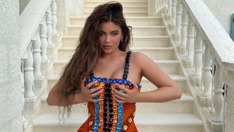 Фигура мечты: Кайли Дженнер покорила идеальными формами в соблазнительном платье