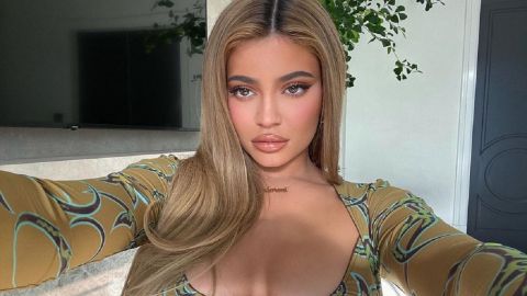 Кайли Дженнер в пикантном мини похвасталась выдающимся бюстом и стройными ногами