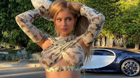 В пуховику і міні-сукні: Кайлі Дженнер підкорила апетитними формами в спокусливому вбранні