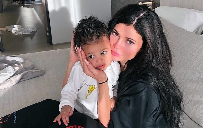 "Прилипла, как клей": Кайли Дженнер не расстается с дочкой ни на секунду (видео)