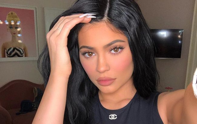 Кайлі Дженнер красується на обкладинці німецького Interview в латексному купальнику і капелюсі