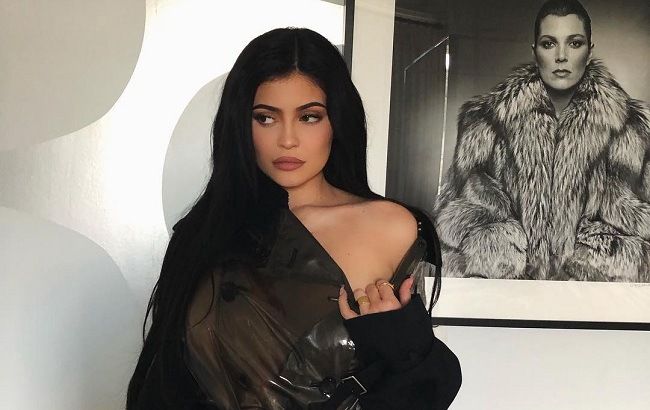 Леди в черном: Кайли Дженнер вышла в свет в откровенном образе total black
