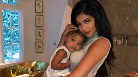 Міні-копія: Кайлі Дженнер і її однорічна дочка відзначили Різдво в однакових вбраннях