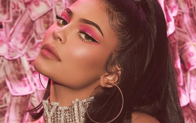 Королева гламура: Кайли Дженнер блистает на обложке глянца в образе известной кинодивы