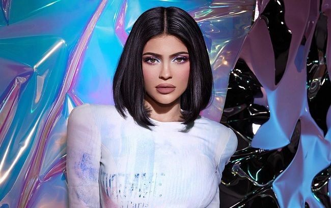 Кайлі Дженнер засвітила пружний "персик" в екстремально облягаючих джинсах