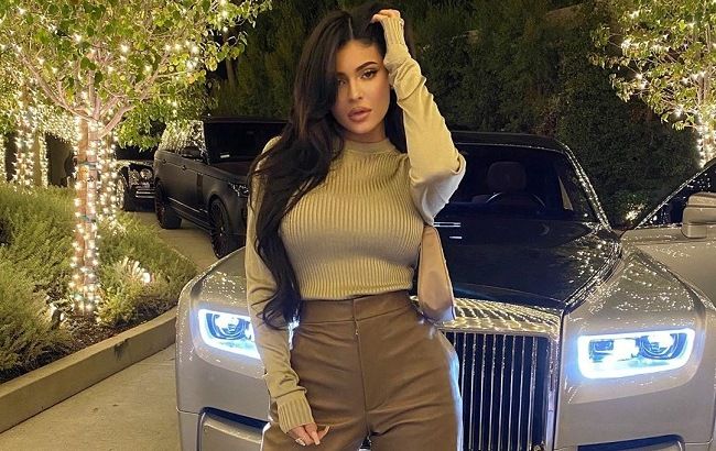 Взяти на замітку: Кайлі Дженнер демонструє ідеальне поєднання зі шкіряним костюмом