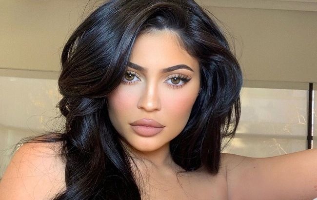 Бездоганна: Кайлі Дженнер показала "гарячий" total look в шоколадних тонах