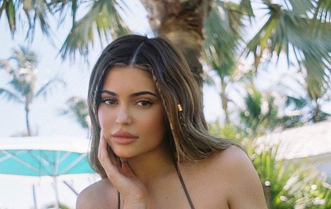 Важкий люкс: Кайлі Дженнер з дворічною донькою в однакових вбраннях від Dior зворушила фанів