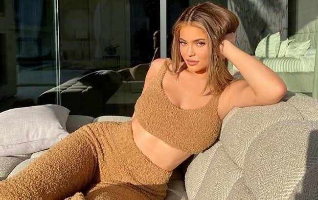 Оце так форми! Кайлі Дженнер демонструє спокусливу фігуру у відвертій міні-сукні