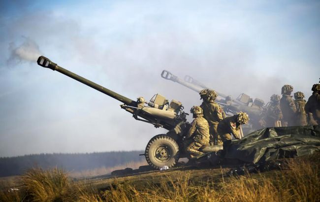 Українські бійці показали роботу британської гаубиці L119 (відео)