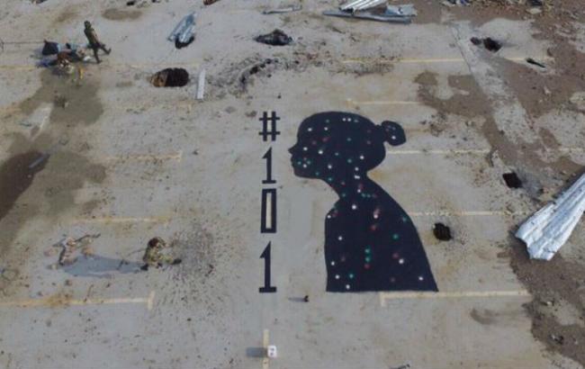 Муралы оккупации: На крыше Донецкого аэропорта появился силуэт ребенка