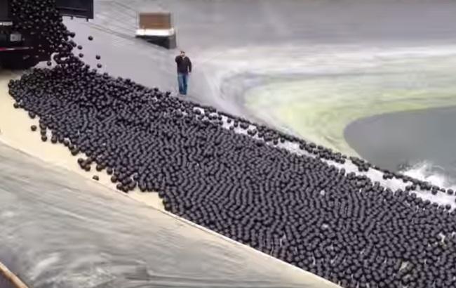 Зачем сбрасывать в озеро 96 млн пластмассовых шариков: видео