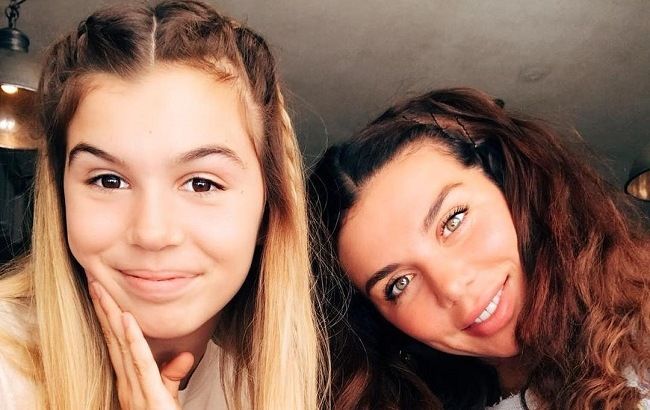 Веселі подружки: Анна Сєдокова з донькою "запалили" під пісню Монатіка