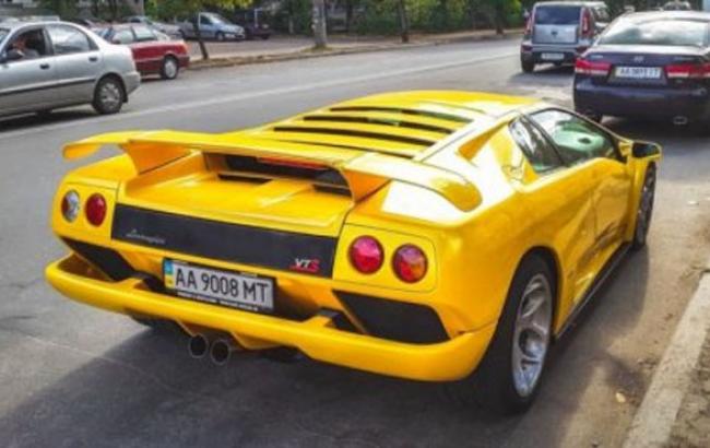Жовте диво: по дорогах столиці України їздить раритетне президентське авто