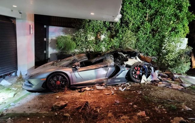 Вантажівка врізалася в особняк і розчавила розкішні авто Lamborghini і Bentley