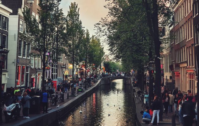 В Амстердаме хотят перенести квартал красных фонарей: причины