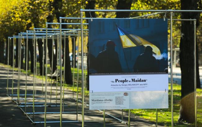 В Латвії відновили виставку про Майдан, розбиту вандалами