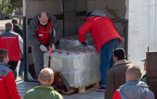 "Новая почта" передала больницам Полтавы вторую партию медоборудования и спецсредств