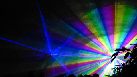 Святковий настрій: сім'я з Рівненської області влаштовує своє власне світлове шоу