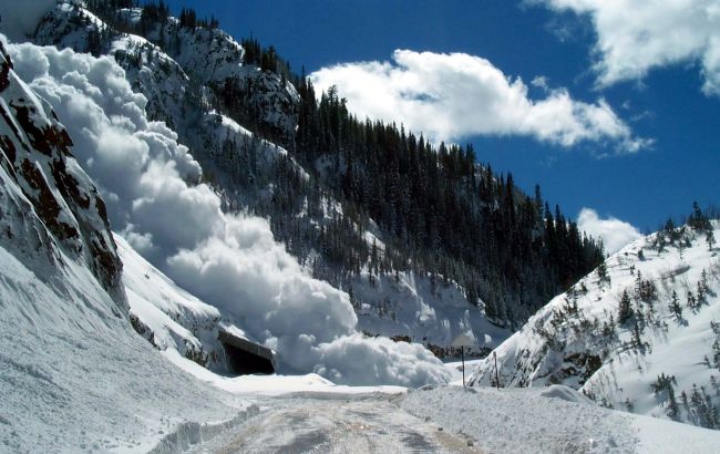 ГСЧС предупреждает об опасности схода лавин в Карпатах