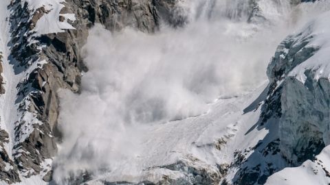 В Україні погіршується погода: що робити при сходженні селевого потоку і снігової лавини