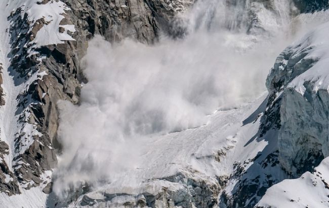 В Україні погіршується погода: що робити при сходженні селевого потоку і снігової лавини