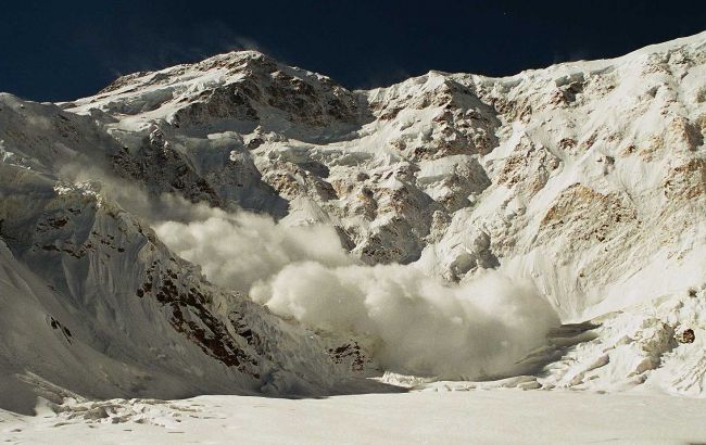 ДСНС попереджає про небезпеку лавин в гірських районах