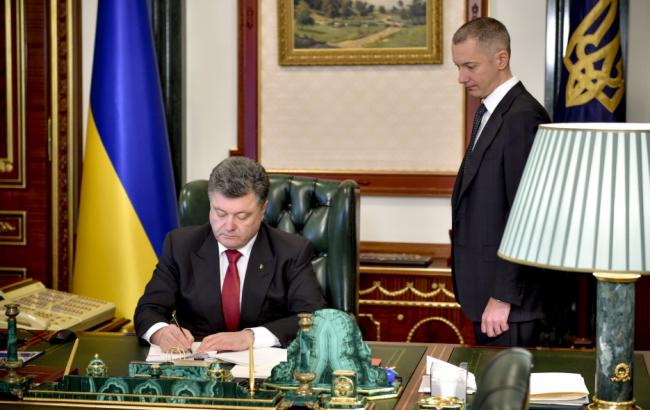 Порошенко одобрил сохранение рабочего места за мобилизованными в особый период сотрудниками