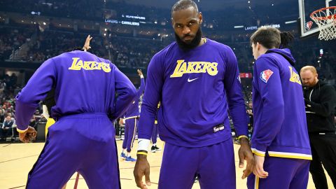 Покорение Леброном нового очкового рубежа не спасло "Лейкерс": момент дня в НБА