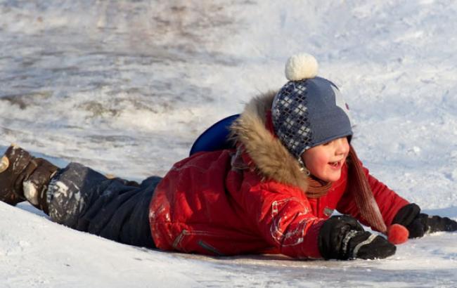 Присел, упал, перекатился: травматолог дал советы по правильному падению на льду