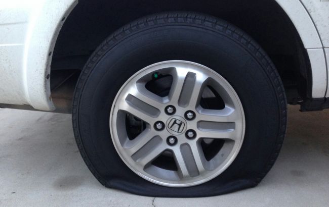 Как понять, что пробили колесо во время движения: простые советы