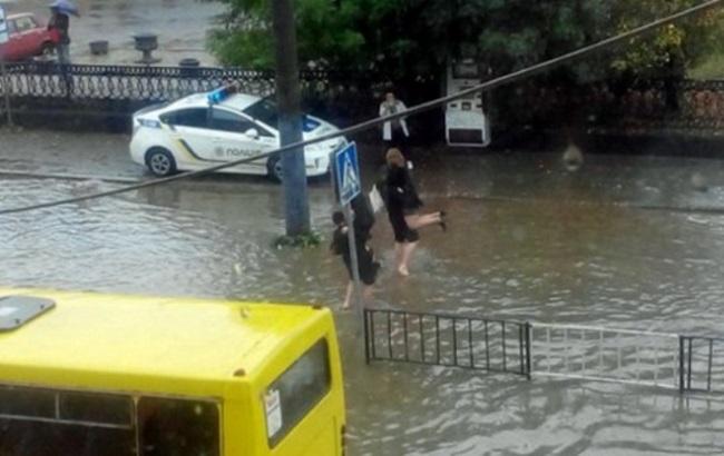Львовские полицейские спасают пассажиров из затопленной маршрутки