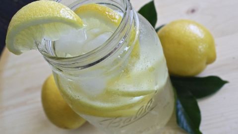 Медики назвали найкорисніші напої в спеку