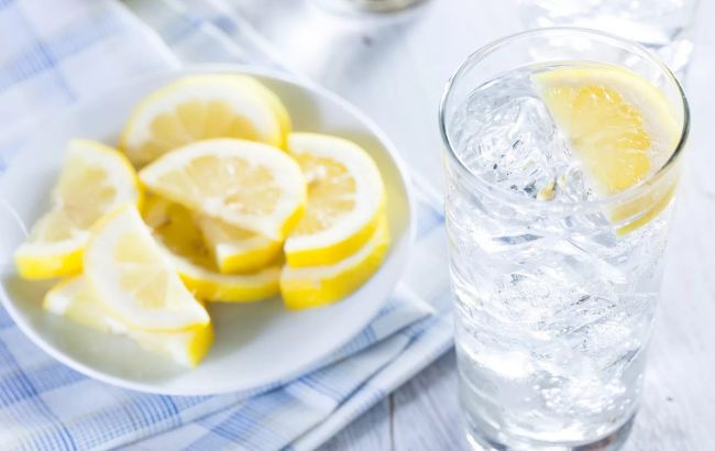 Диетолог рассказала, кому категорически нельзя воду с лимоном