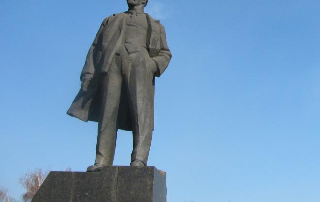 В Ровенской области подростка раздавил памятник Ленину