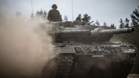 В ВС Канады показали, как учат украинских военных овладевать танками Leopard 2