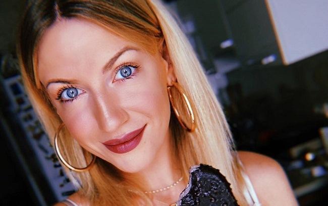 Леся Нікітюк "засвітила" білизну в прозорій сукні