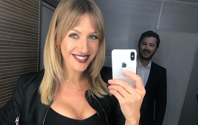 Соблазнительная куколка: Леся Никитюк в неоновом мини-платье блеснула точеной фигурой