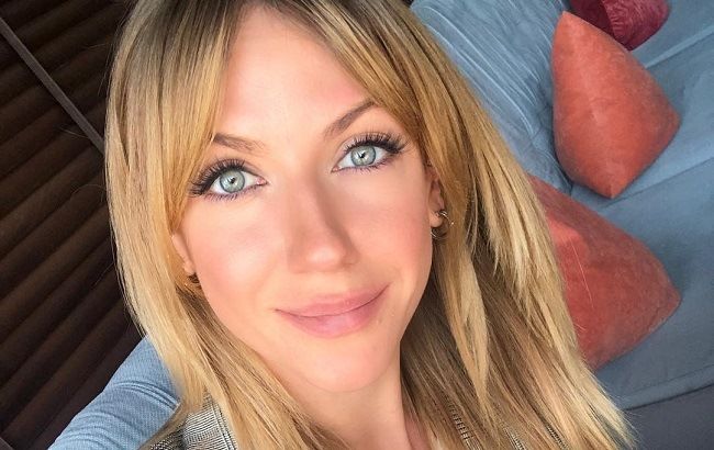 Стильная штучка: Леся Никитюк блеснула стройными ножками в кожаной мини-юбке