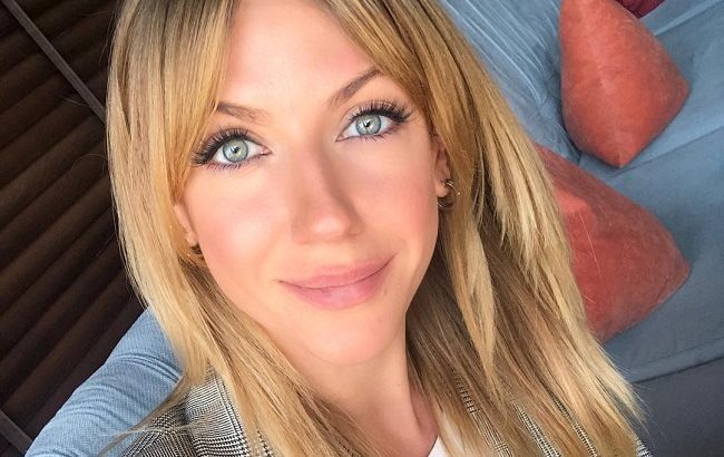 Глаз не оторвать! Никитюк пленила стройными ножками в ультра трендовом платье