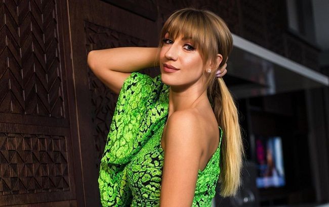 Обольстительная Леся Никитюк в коротком топе засветила плоский животик на постельном фото