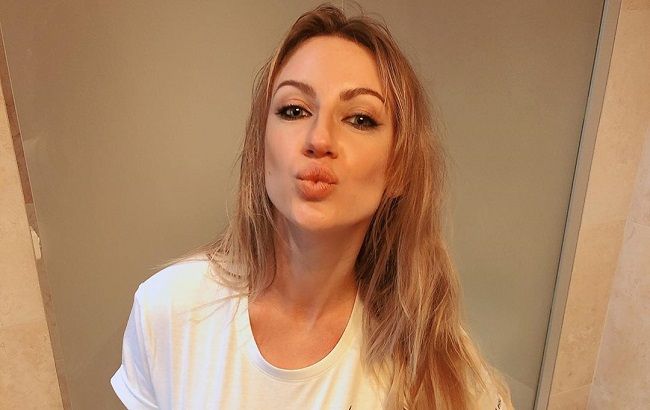 Прелестница: Леся Никитюк в купальнике соблазняет томным фото у пальмы