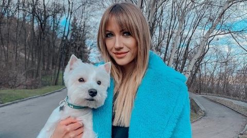 Красуня на стилі: Леся Нікітюк в комбінезоні і плащі захопила трендовим луком