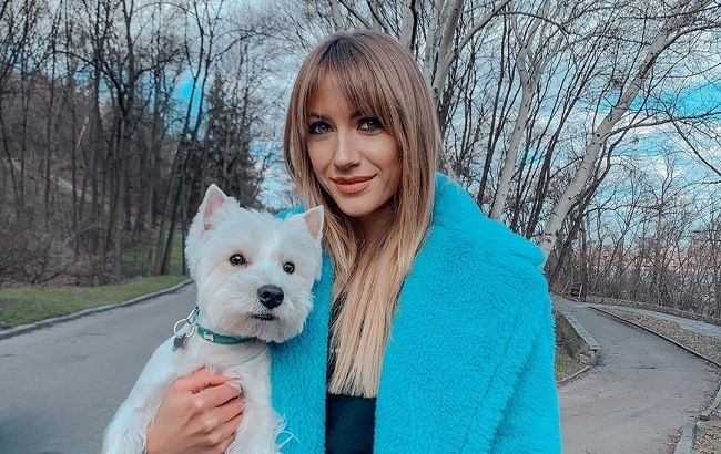 Красотка на стиле: Леся Никитюк в комбинезоне и плаще восхитила трендовым луком