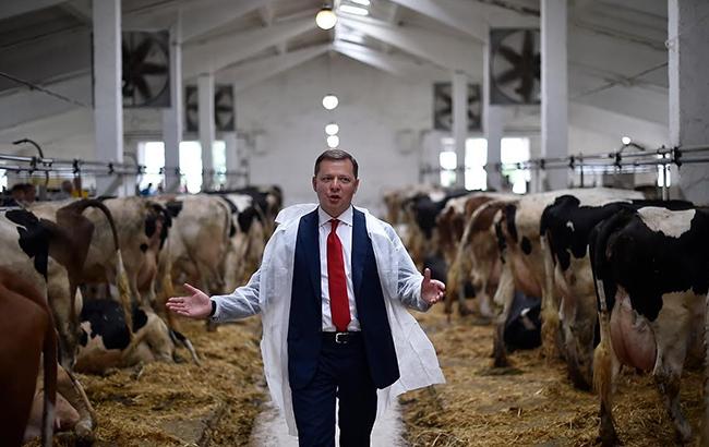 "Нет ничего лучше доярок и коров": Ляшко позабавил сеть ярким фото с работниками фермы