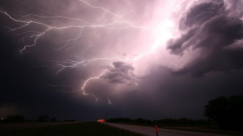 По Україні пройдуть грози зі зливами: синоптики показали нові карти