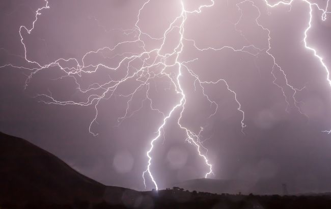 Частину України затягне грозами зі шквалами до 20 м/с: які регіони під ударом