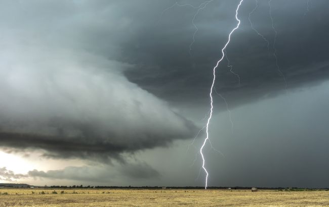 Україну охоплять грозові дощі: прогноз погоди на початок тижня